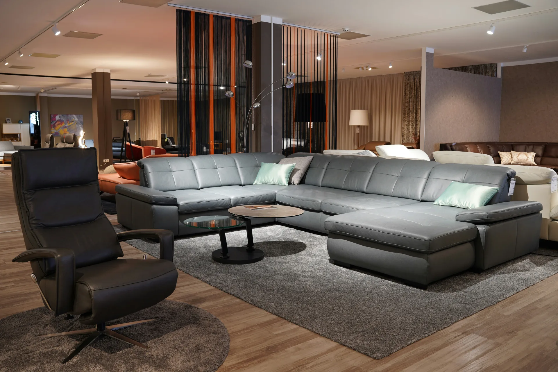 Showroom nội thất với quầy POS